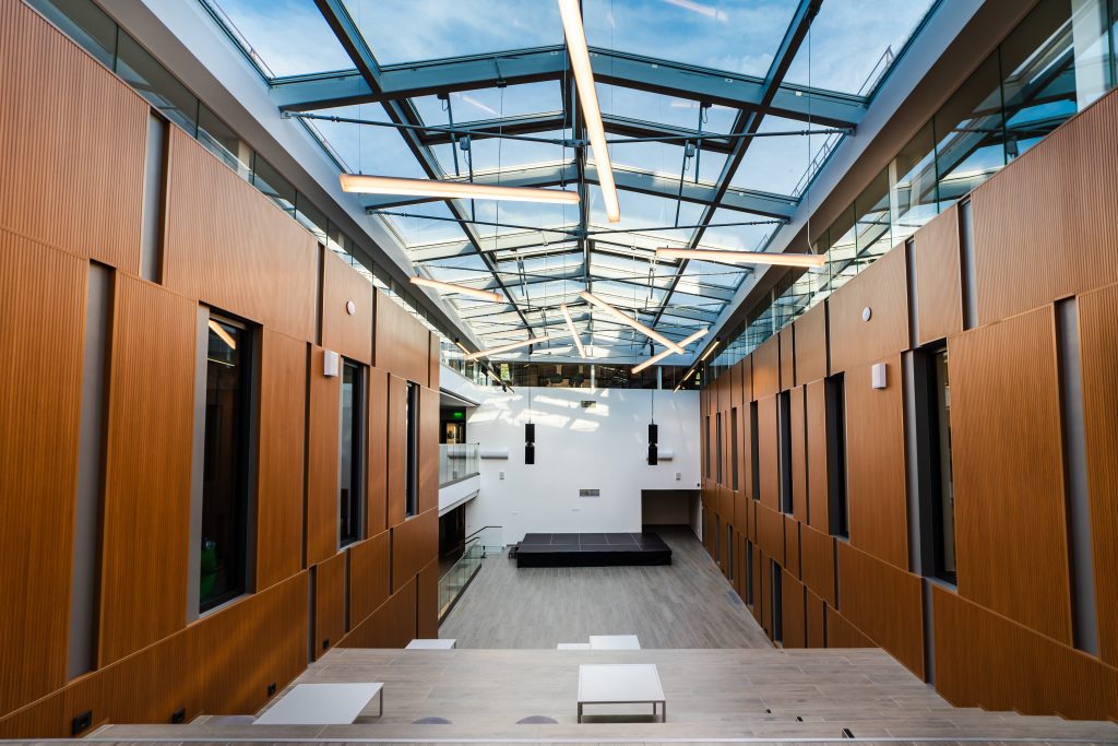 Vilnius International School – atriumo akustikos sprendimas ir įgarsinimas