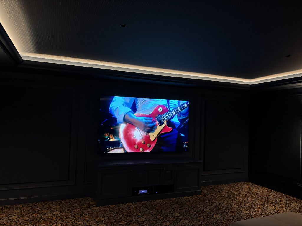 Media room vasaros rezidencijoje - 95'' ir 5.1.4 Digital Audio